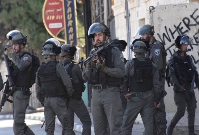 Israeli soldiers kill one Palestinian and injure two journalists
