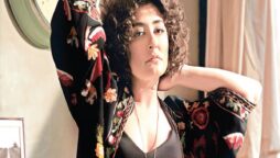 Melek Mosso cuts her hair on stage to show sympathy with Iranian women