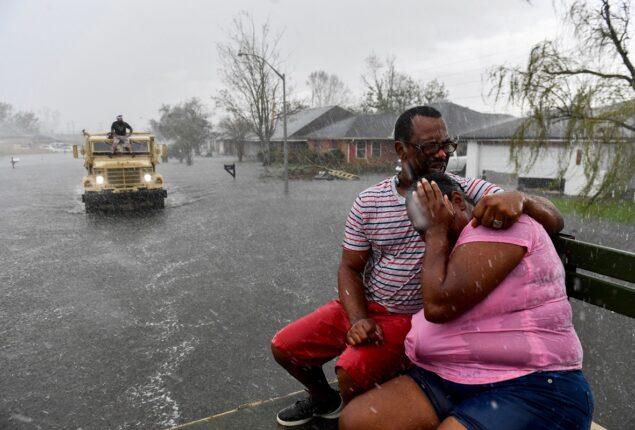 Mexico fasten seat belts for Hurricane Roslyn