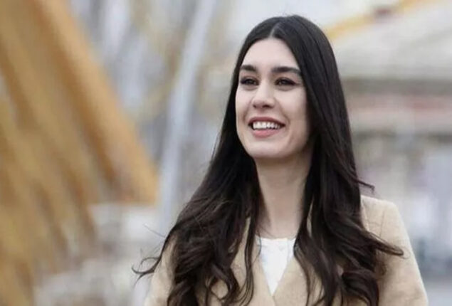 Burcu Kıratlı looks amazing like a diamond in latest pictures