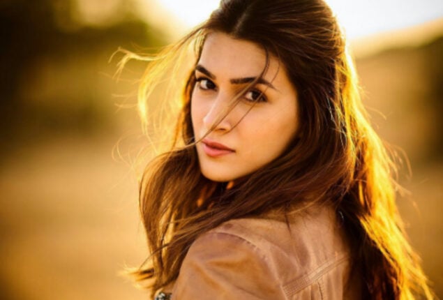 ‘Bhediya ki doctor’ Kriti Sanon in new poster with Varun Dhawan