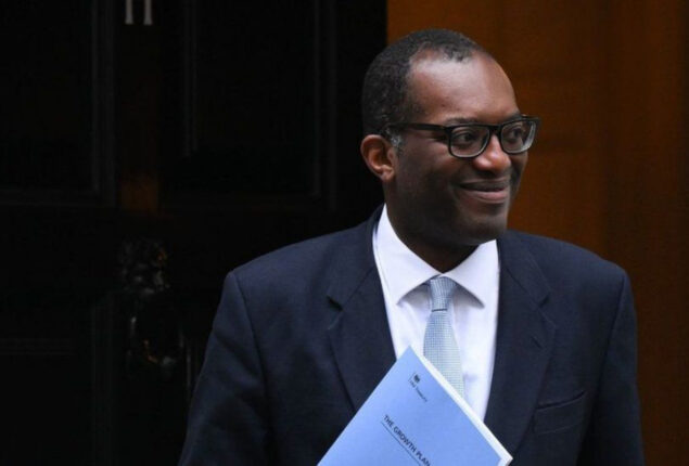  Kwarteng responds to Mirror’s incorrect image, saying “That isn’t me.”