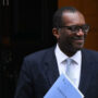  Kwarteng responds to Mirror’s incorrect image, saying “That isn’t me.”