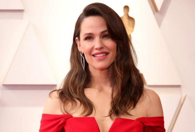 Jennifer Garner displayed her enduring beauty during her recent outing