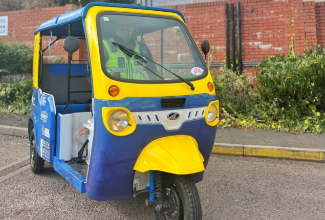 UK police to patrol using auto-rickshaws, Twitter amused