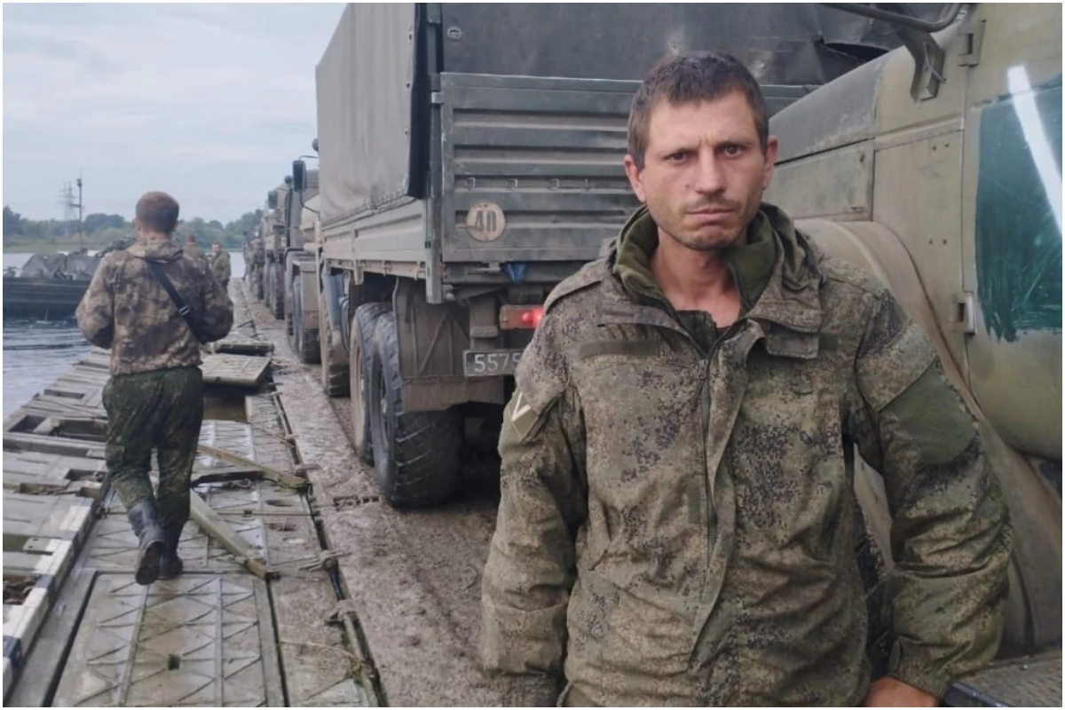 Russian troops pulling Kherson