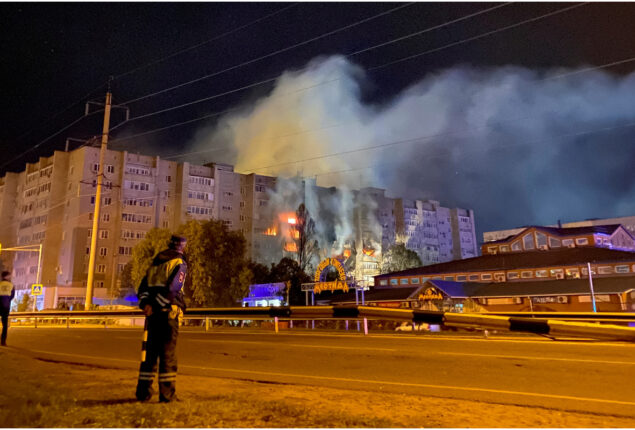 Russian military jet crashes into Siberian residential building, kills 2 pilots
