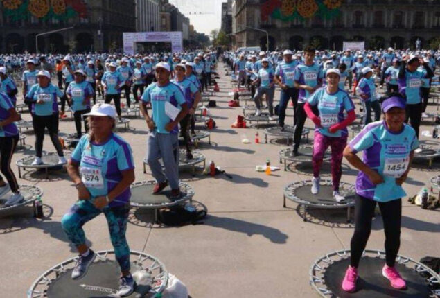 Mexico City exercise trampoline class around 4,000 members