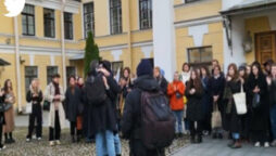 St. Petersburg University students applaud imprisoned professor