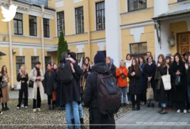 St. Petersburg University students applaud imprisoned professor