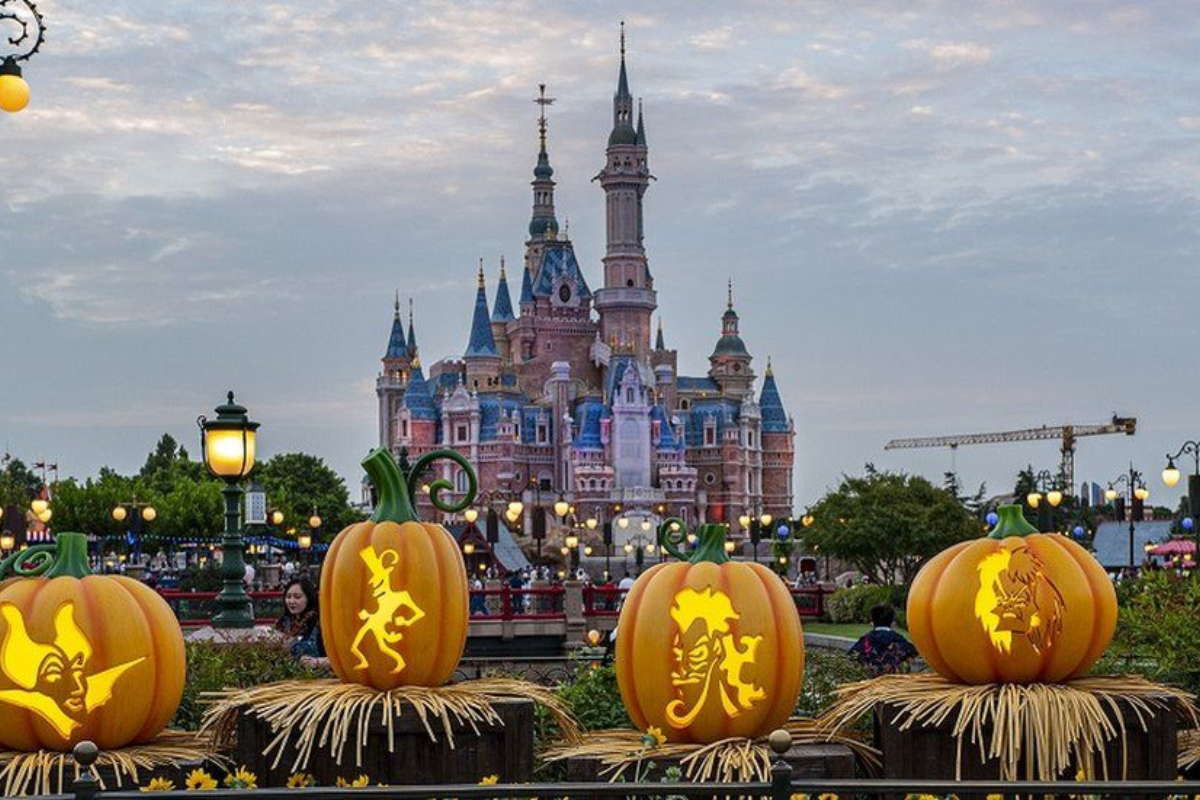 As the park closes, visitors unable to leave without Covid test