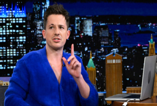 Charlie Puth uses a “mug and spoon” to make an orignal beat live