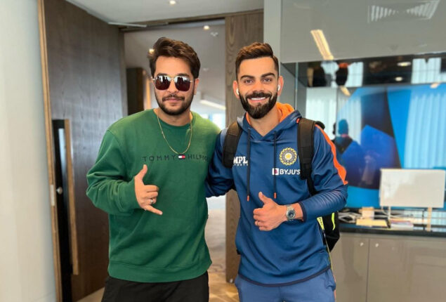 Virat Kholi and Asim Azhar both smile for the camera