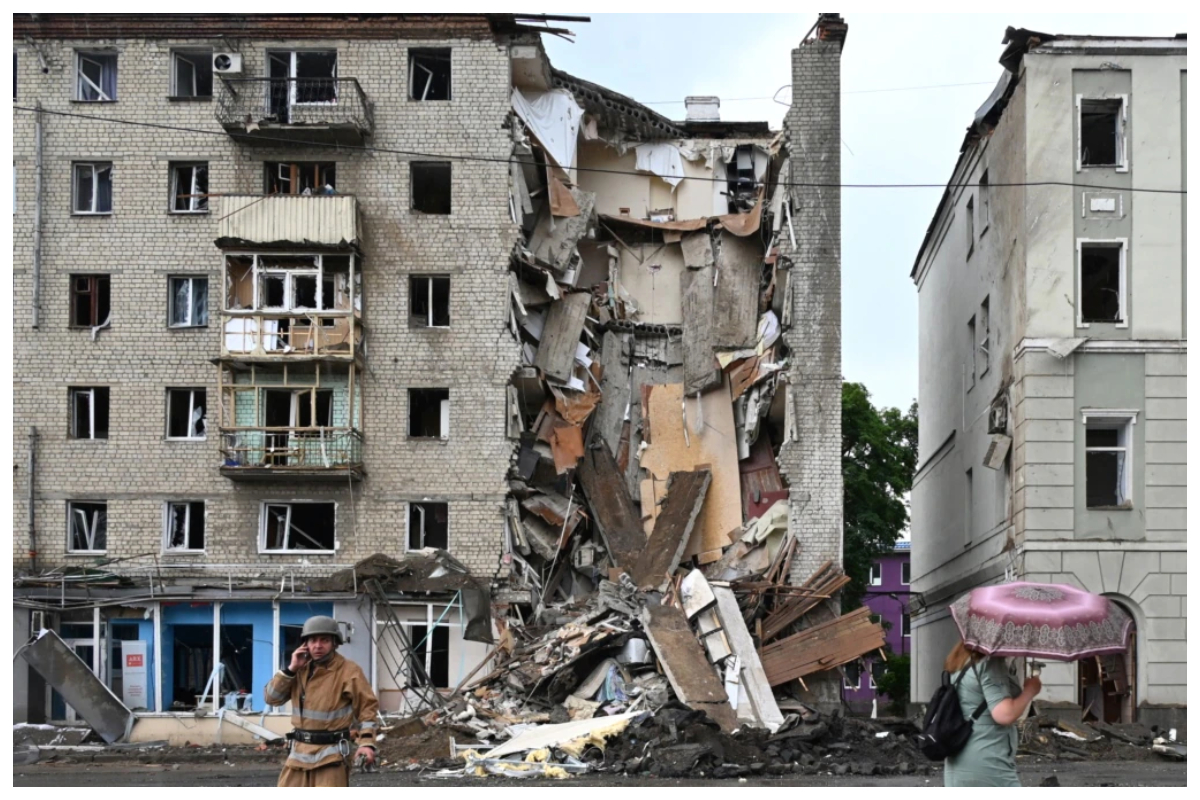 Russian rockets targets school in Zaporizhzhia