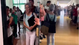 Teacher retires after 30 years with an emotional farewell. Watch