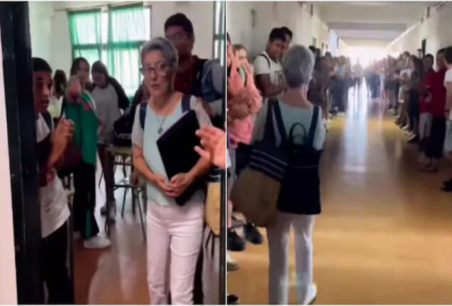 Teacher retires after 30 years with an emotional farewell. Watch
