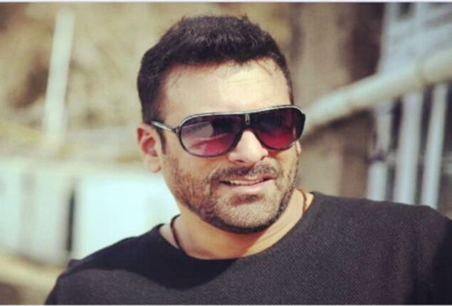 Shamoon Abbasi barely avoids car crash on motorway