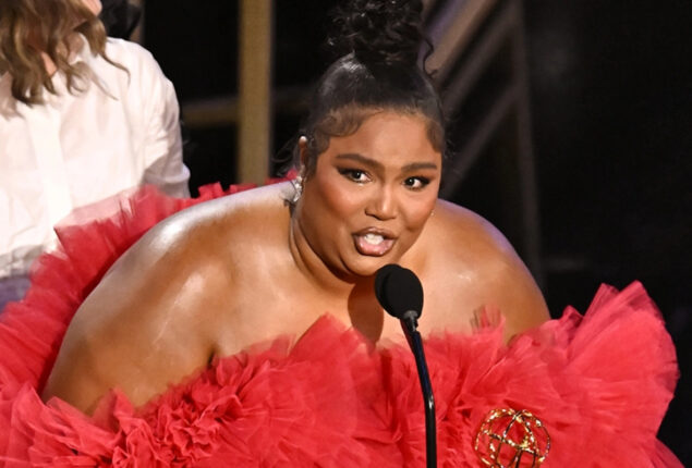 Lizzo pause vacation to clap back for body shaming