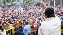 Amitabh Bachchan thinks the number of fan gatherings outside his home
