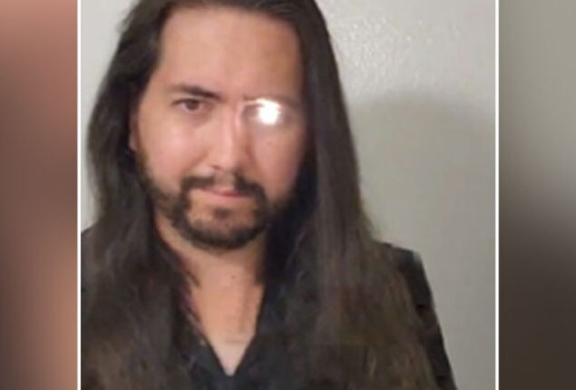 Man turns his right eye into a flashlight, netizens call him ‘Terminator’