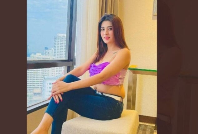 Aroosa Khan treats fans with her alluring pictures in crop top