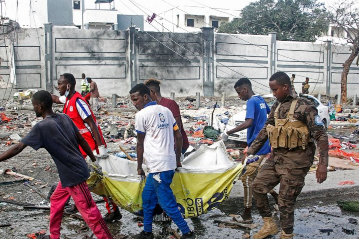 Twin explosions in Somalia's capital results in "hundreds of victims"