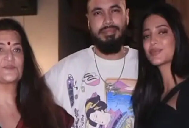 Shruti Haasan goes for dinner with boyfriend, Sarika and Hazarika