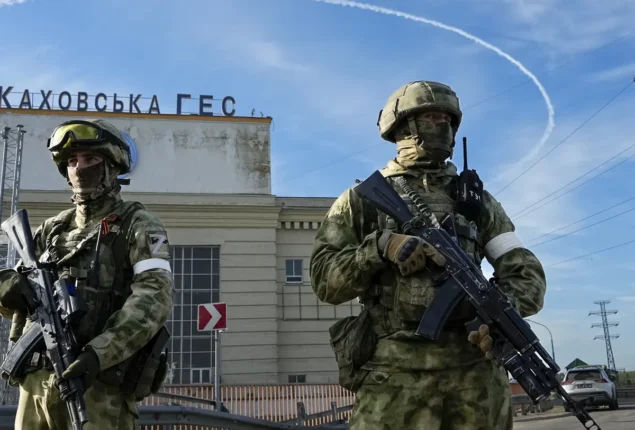 Russian soldiers warns Kherson people to leave