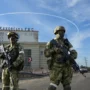 Russian soldiers warns Kherson people to leave