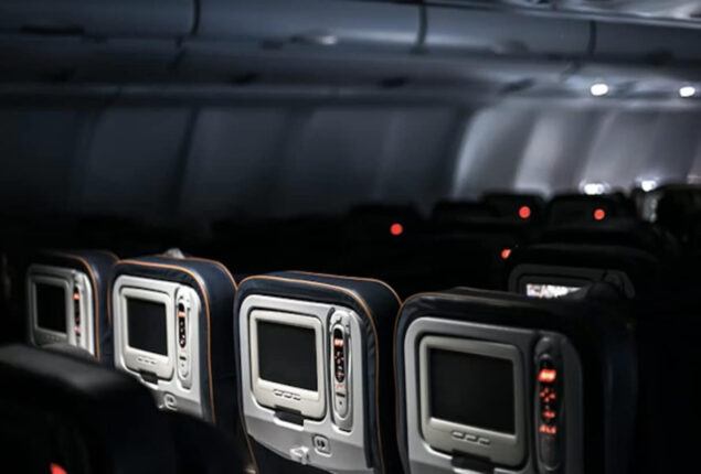 Co-passenger urges woman to stop viewing movie mid-flight to prevent spoilers