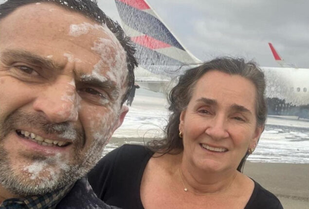 Couple selfie after plane incident goes viral