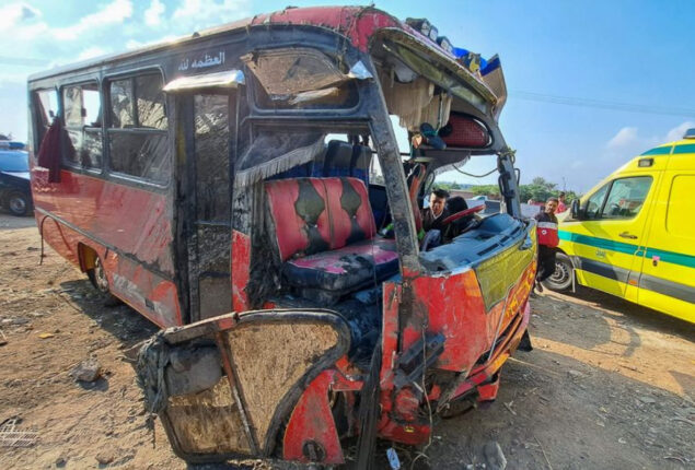 21 people die when minibus fails into a ditch and goes down into it