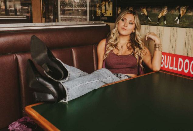 Karissa Ella perform ‘Hometown Bar’ with family and friends   