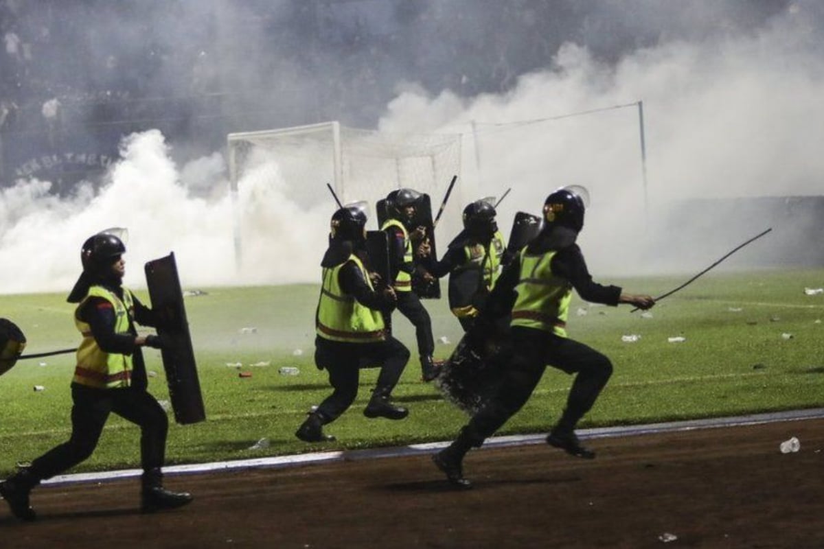 Report blames Indonesian police tear gas for tragic football match crush