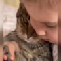 Little girl teaches cat to colour a sketch, cat’s reply goes viral