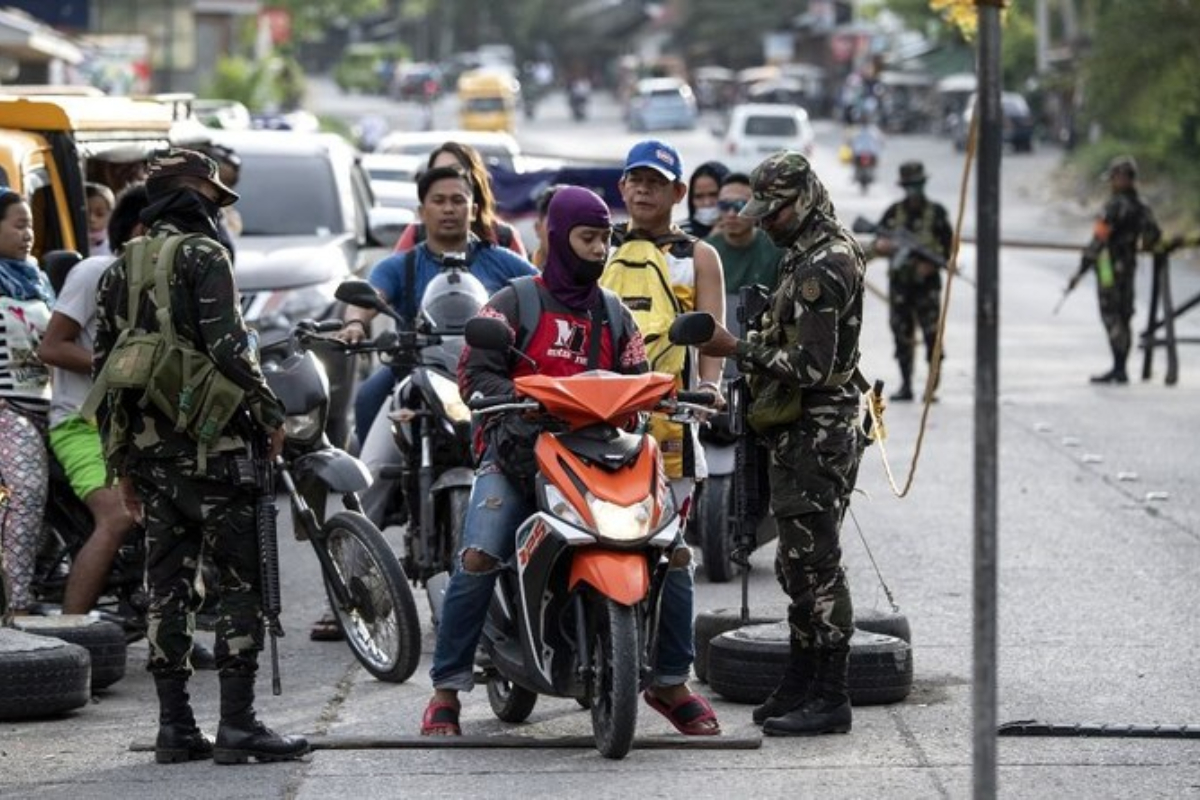 Southern Philippines bus bomb kills 1, wounds 10