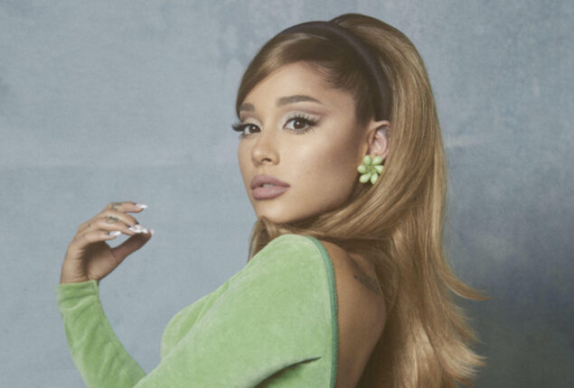 Ariana Grande showed off her blonde locks in some behind-the-scenes snaps