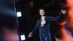 Harry Styles helps a fan reveal the gender of an unborn child