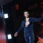 Harry Styles helps a fan reveal the gender of an unborn child