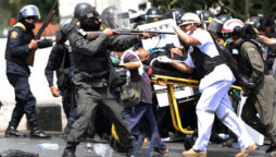 Thai police and protesters gets into violent altercation