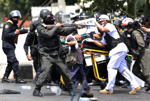 Thai police and protesters gets into violent altercation