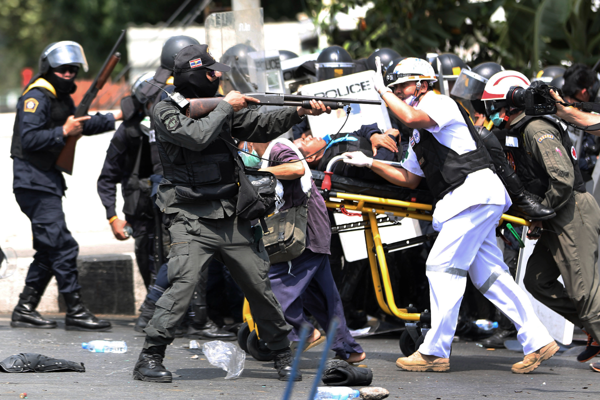 Thai police and protesters gets into violent altercation
