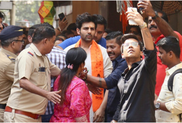 Kartik Aaryan’s Birthday, He prays at Siddhivinayak Temple