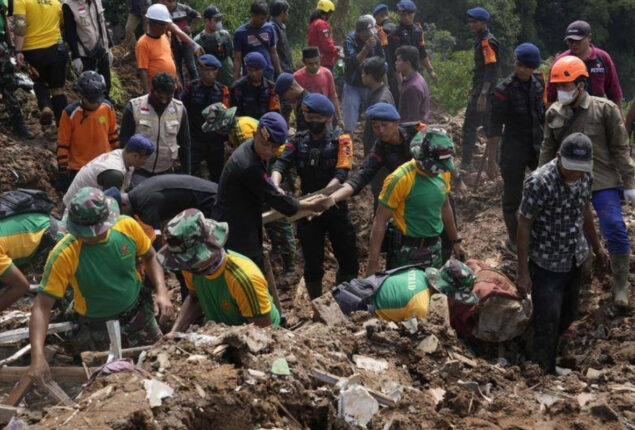 Indonesian rescuers battles aftershocks