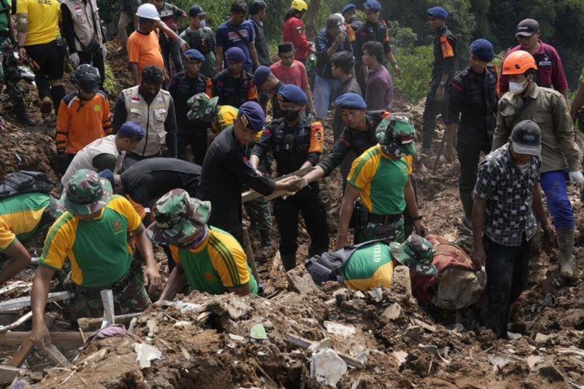 Indonesian rescuers battles aftershocks