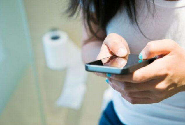 Mobile phones have 10% more bacteria than toilet seats, reports say