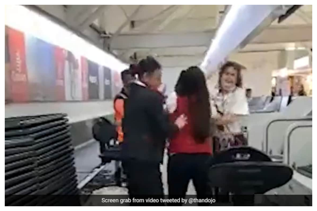 Woman hits and throws stuff at Emirates staffer after missing flight in Mexico, It gets viral