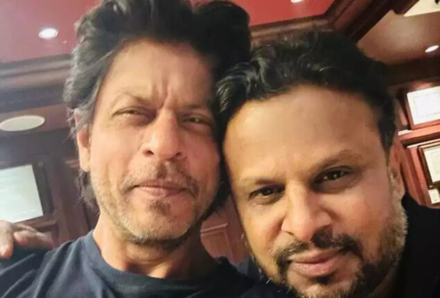 Shah Rukh Khan’s pic with Kumaar, lyricist for Pathaan goes viral