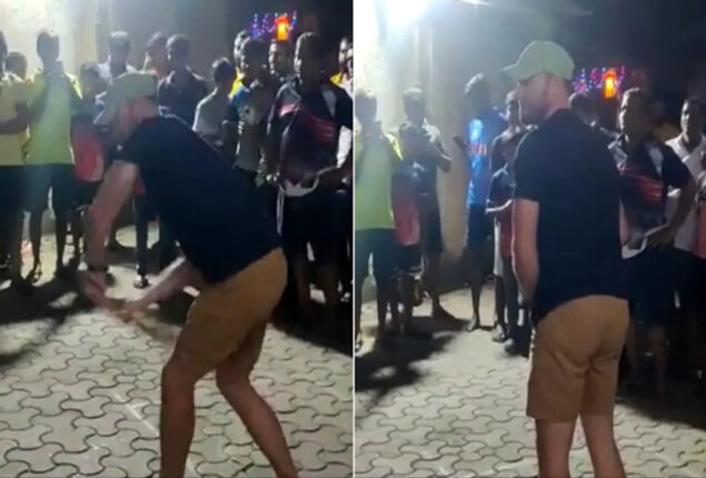 Watch: AB de Villiers was seen playing cricket on street in Mumbai with fans