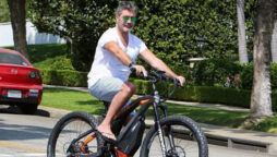 “Officially nuts”: Simon Cowell rides his e-bicycle without helmet